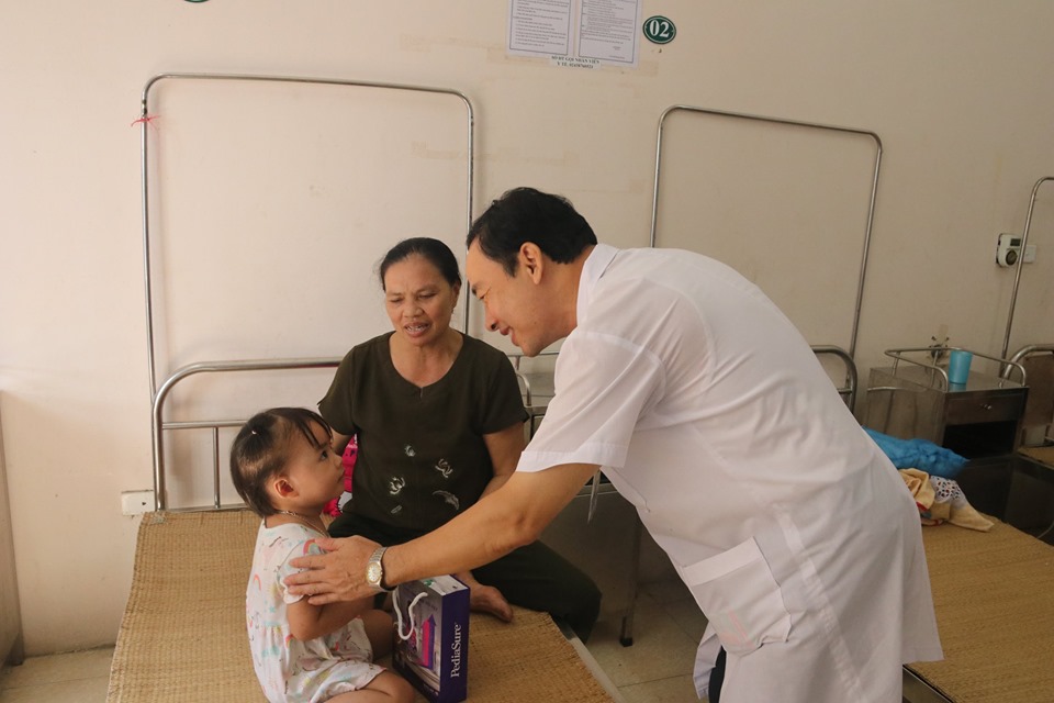 PGD.NGUYỄN VĂN PHI ĐỘNG VIÊN EM NHỎ TRÊN GIƯỜNG BỆNH